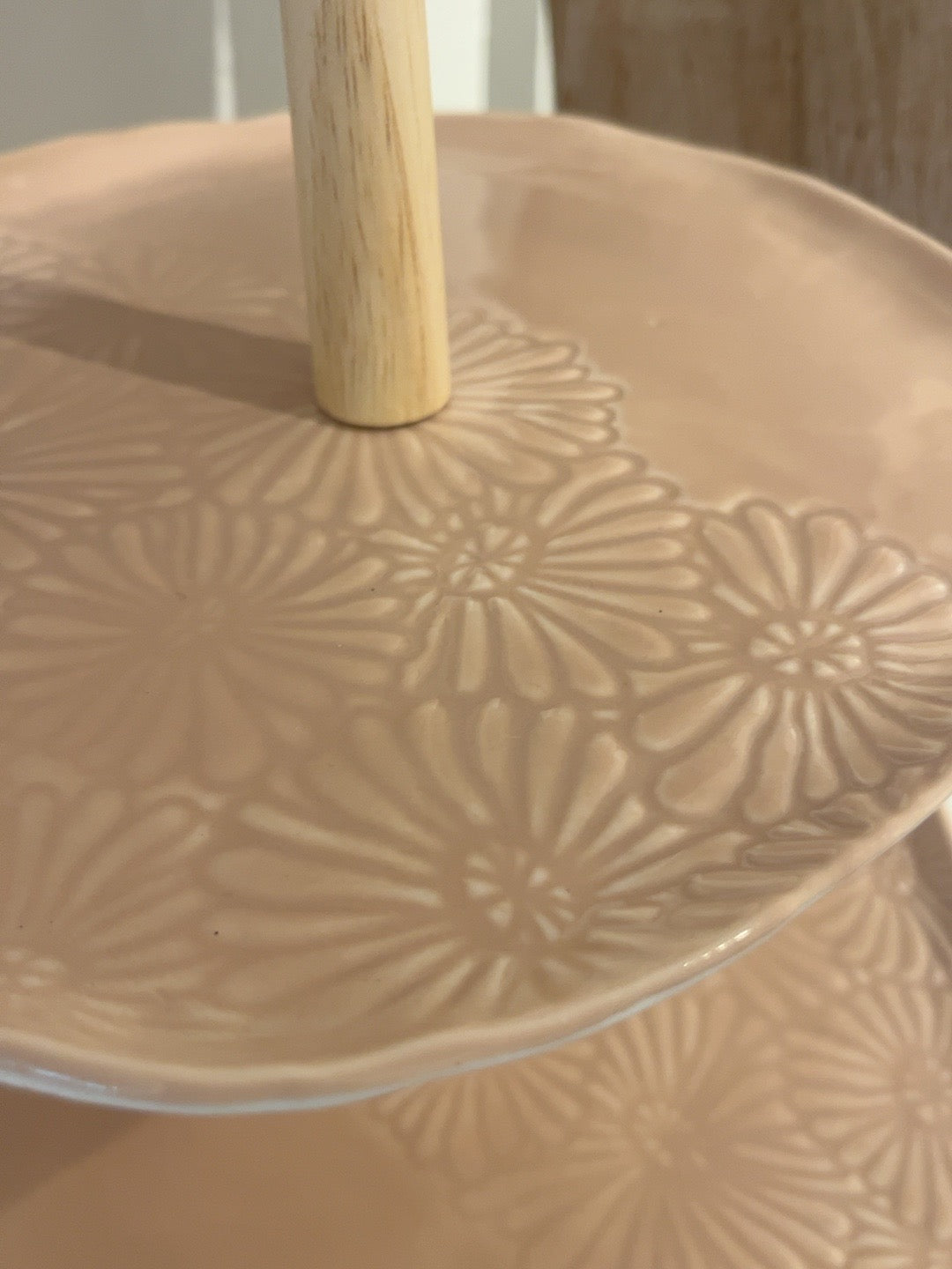 Nærbillede af blomstermønster og glasur på rosa beige opsats
