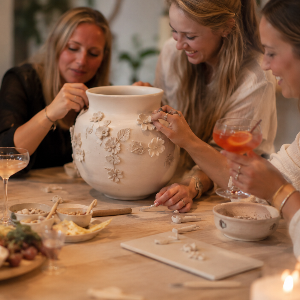 Veninder dekorerer håndlavet porcelænsvase til kreativ polterabend hos Galleri Mindedahl i Sønderborg