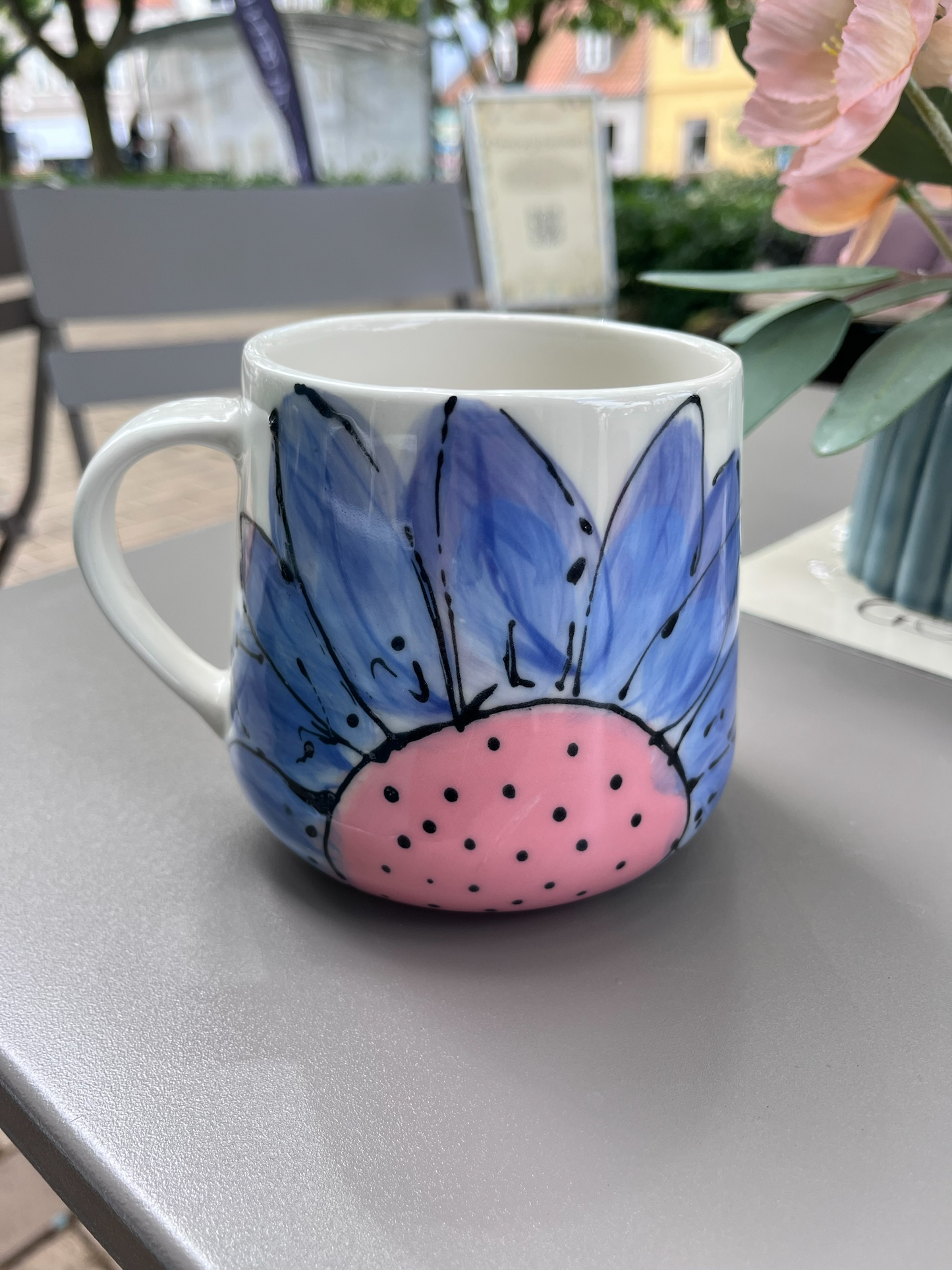 Galleri Mindedahl Blå Blomst Krus med håndmalet design i blå og lyserød keramik