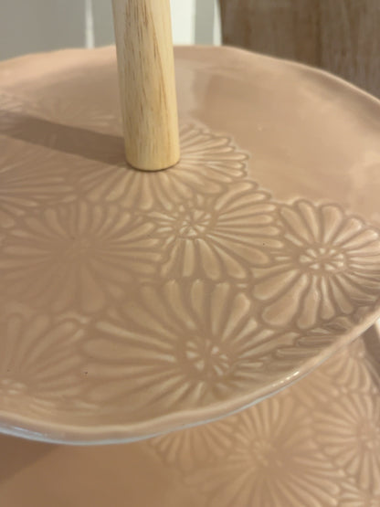 Nærbillede af blomstermønster og glasur på rosa beige opsats