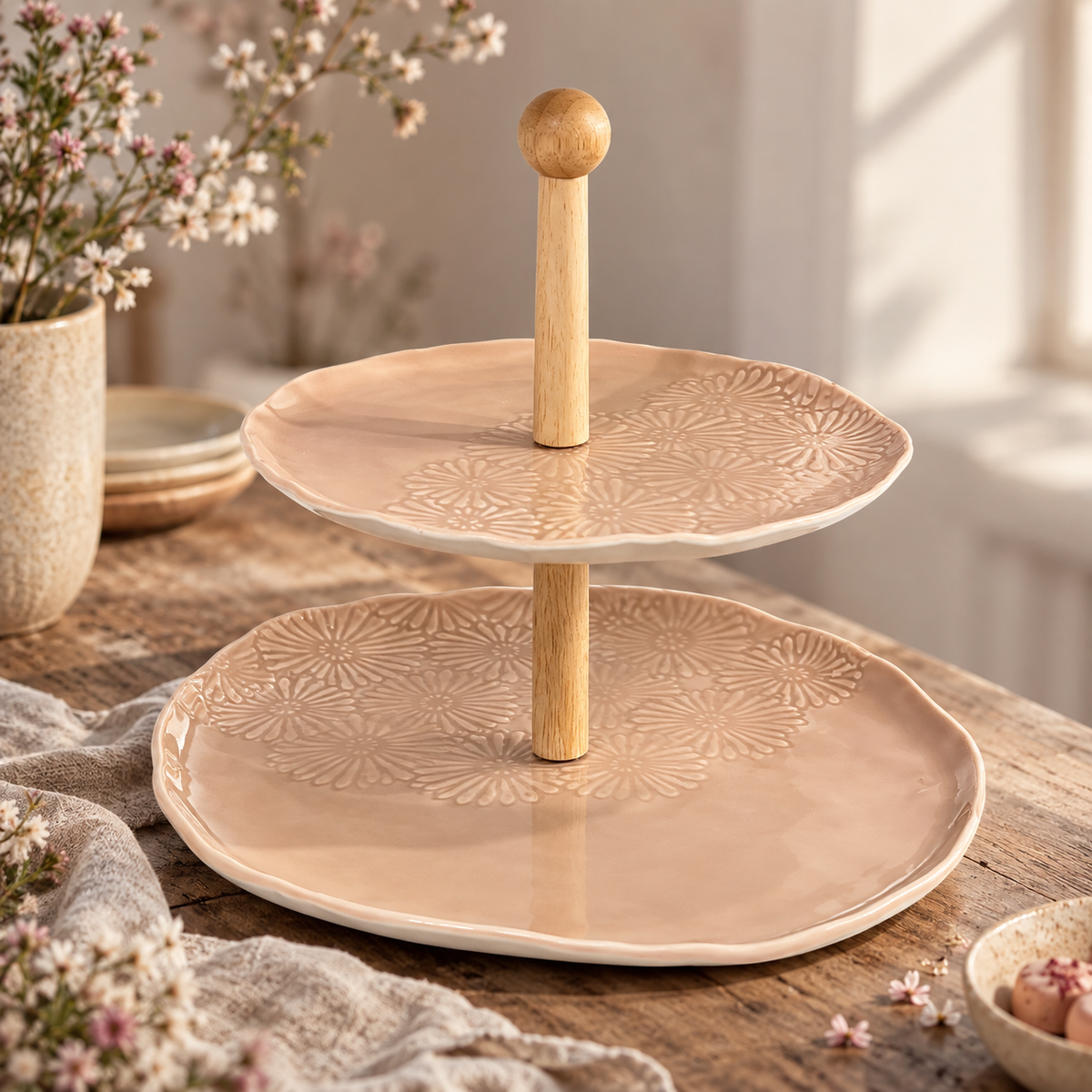 Opsats i rosa beige med to keramiske fade og træhåndtag