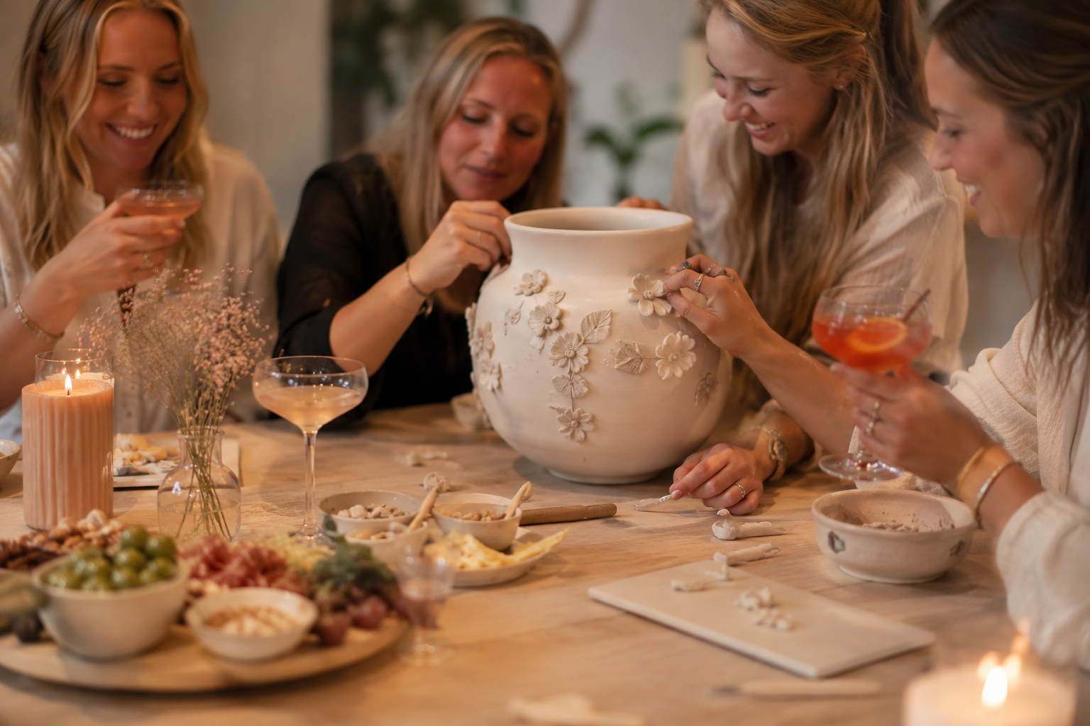 Veninder dekorerer håndlavet porcelænsvase til kreativ polterabend hos Galleri Mindedahl i Sønderborg