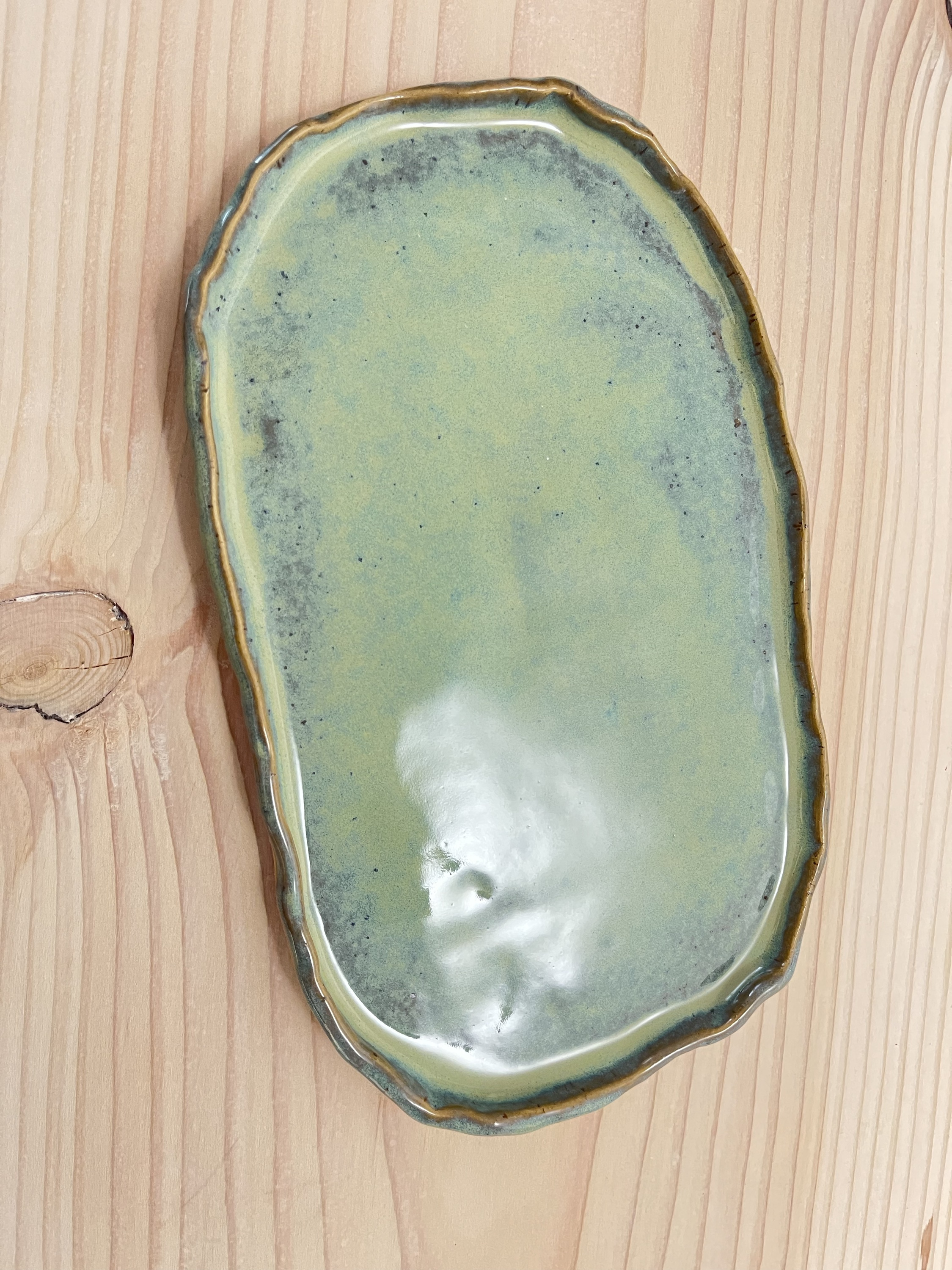 Smukt håndlavet fad i keramik glaseret med grønt glasur